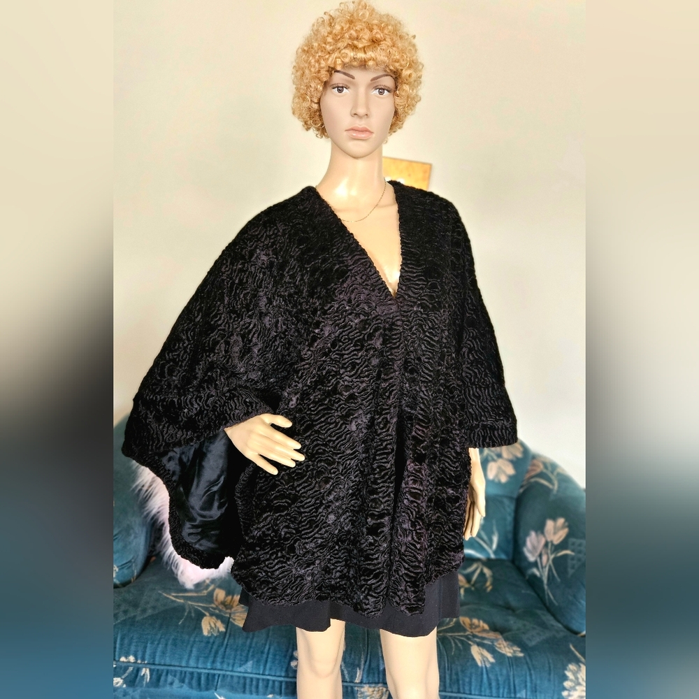 Black Texture-Patterned Faux Fur Winter Shawl with Clasp
